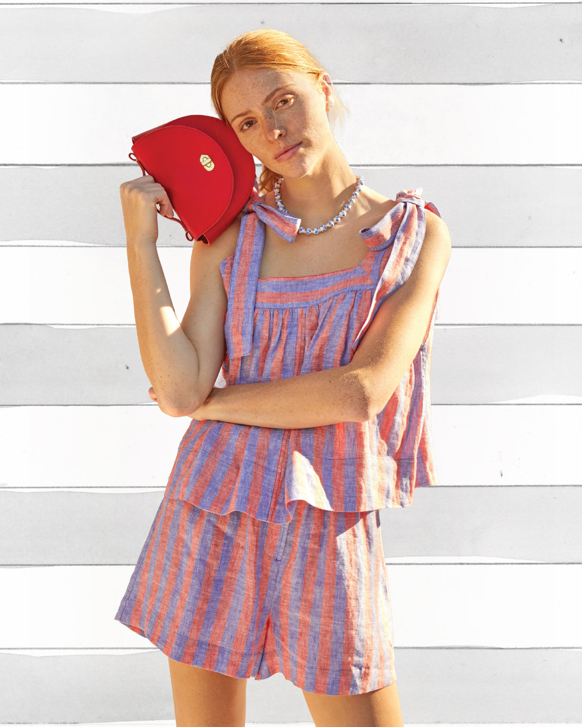 Model carrying the Tomate Elodie.