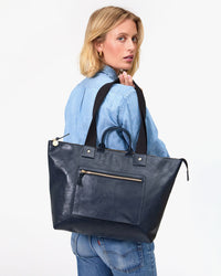 Model holding Le Zip Sac