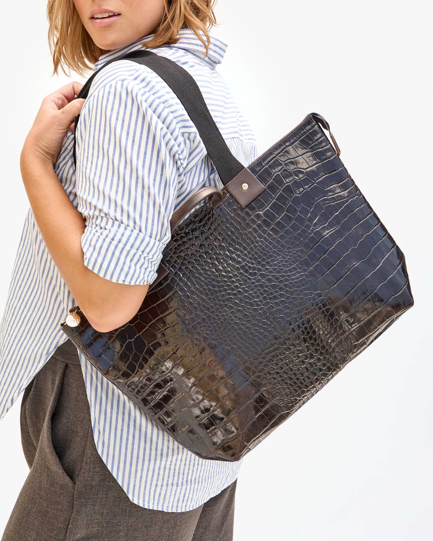 Le Zip Sac Autumn Croco on Sonnie's shoulder